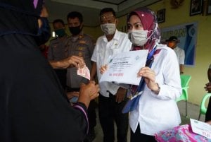 Bupati Indah Salurkan BLT ke Masing-masing Kantor Desa