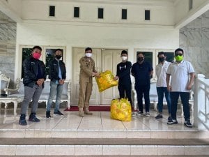Dukung PSBB, Komunitas Anak Baik-Baik Serahkan Ribuan Masker ke Pemkab Gowa