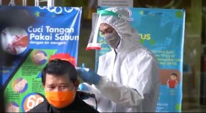 Bersama IDI Makassar, FTI UMI Inisiasi Cukur Tenaga Medis Covid-19