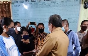 Bupati Sidrap Serahkan BLT dan Imbau Warga Pakai Masker