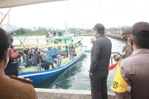 Disambut Bupati, Tiga Kapal Nelayan Angkut 88 Pemudik dari Sorong Tiba di Barru