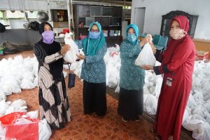 TP PKK Sidrap Salurkan Bantuan untuk Warga Terdampak Covid-19