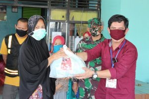 Pandemi Corona, Anggota DPRD Sulsel Ini Bagi-bagi Sembako di Pangkep