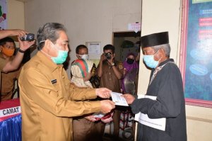 Bupati Sidrap Serahkan BLT ke Warga Desa Lainungan