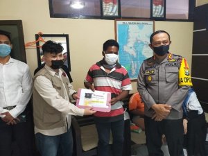 None Beri Beasiswa Pendidikan untuk Penjual Jalangkote Korban Bullying