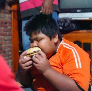 Dini Hari Tim Wagub Sulsel Bawakan Burger, Penjual Jalangkote Korban Perundungan di Pangkep: Ma, Enak