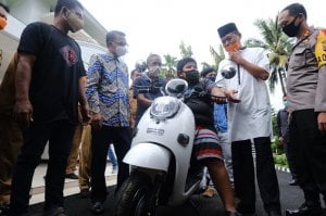 Gubernur Hadiahi Rizal Beasiswa Tiga Tahun dan Satu Unit Motor Listrik