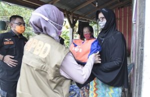 Jelang Berbuka Puasa, IDP Distribusikan Bantuan Logistik Korban Banjir di Desa Beringin Jaya