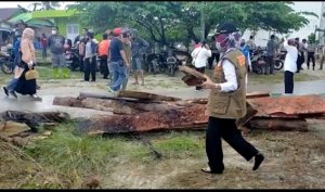 Bupati Indah Pimpin Gotong Royong Bersihkan Taman Sulikan