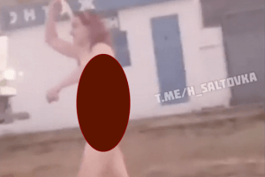 Ngeri! Jalan Telanjang Bulat, Wanita Pegang Pisau dan Tenteng Kepala Perempuan