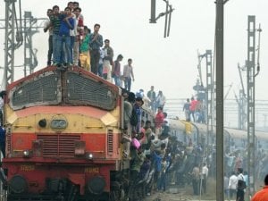 Miris, 15 Orang Tewas Terlindas Kereta