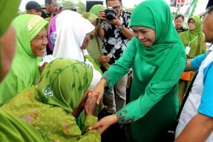 Takut Kurang, Khofifah Indar Parawansa Minta Warga Buka Amplop