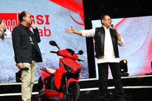 Natalius Pigai Sebut Tiga Penawar Tertinggi Motor Listrik Jokowi Adalah Orang Dalam