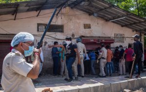 Warga India Antre Beli Miras, Polisi Main Pukul