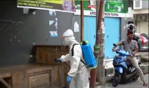 FTI UMI Lakukan Penyemprotan Disinfektan di Salah Satu Pasar Tertua di Makassar