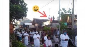 Viral di Medsos Ada Warga Salat di Atas Atap