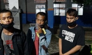 Penyamaran Tiga Pemuda Ini Terbongkar