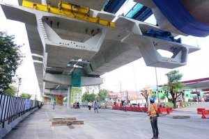 Proyek Jalan Tol Layang AP Pettarani Makassar Masuki Tahap Akhir Pemasangan Balok Jembatan