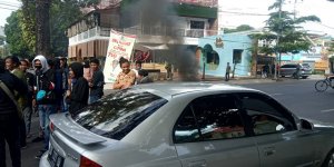 Demonstran di Makassar Adang Mobil Sedan, Kocak… Ternyata di Dalamnya Ada Tentara