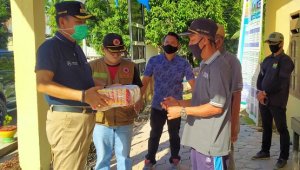 Bupati Basmin Serahkan Bantuan Sembako bagi Korban Banjir