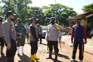 Kunjungi Lokasi Banjir Bandang di Bantaeng, Dansat Brimob Polda Sulsel Ikut Bersihkan Tempat Ibadah