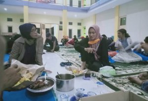 Sungai Masamba Kembali Meluap, Bupati Indah Turun Langsung Bantu Evakuasi Korban Banjir