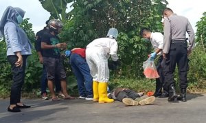 Mayat Pria Tergeletak di Pinggir Jalan, Ditemukan Sebilah Parang di Lokasi