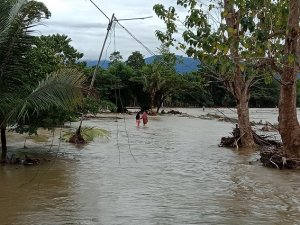 Longsor Tutupi Jalan di Maipi, 416 Rumah Terendan Banjir di Lutra dan Luwu