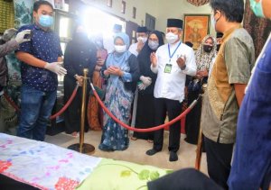 Pj Wali Kota Yusran Jusuf Bersama Istri Melayat ke Rumah Duka Andi Muallim