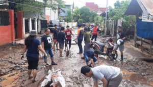 Relawan Pemuda Bantu Bupati Bantaeng Bersihkan Material Banjir