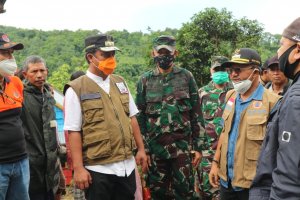 Didampingi Bupati Jeneponto, Wagub Sulsel Tinjau Proses Pencarian Korban yang Tertimbun Longsor