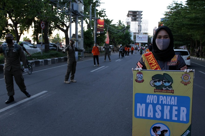 TNI-Polri melakukan sosialisasi masker di losari — TAWAKKAL/FAJAR