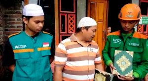 Relawan Salurkan Bantuan Alquran untuk Warga Terdampak Banjir di Bantaeng