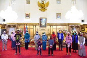 Lies F Nurdin dan Organisasi PBB untuk Migran Salurkan Bantuan Masker untuk Anak