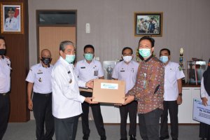 Usai Rapat dengan Bpjamsostek KCP Sidrap, Dollah Mando Serahkan Santunan Kematian ke Dua Ahli Waris