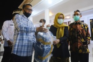 Gubernur Serahkan Rapid Test untuk Pemeriksaan 4.000 Dosen Unhas, Dwia: Upaya Luar Biasa