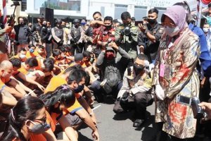 Marahi Ibu-ibu Pengedar Narkoba, Bu Risma: Jangan Jelek-jelekkan Anak Saya
