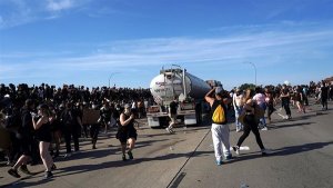 6.000 Orang Berkumpul dan Tiba-tiba Truk Tangki Melaju Kencang ke Arah Massa, Ini Jadinya