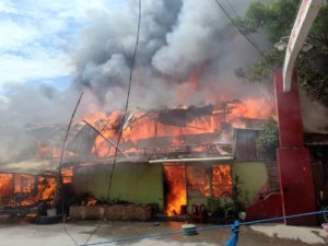 BREAKING NEWS! Kebakaran di Jalan Kerung-kerung Hanguskan Sejumlah Rumah