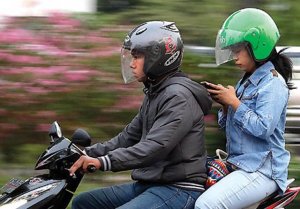 Naik Ojol Lebih Aman Bawa Helm Sendiri