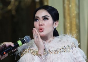Jadi Perbincangan di Medsos, Syahrini Ngotot Seret Lia Ladysta