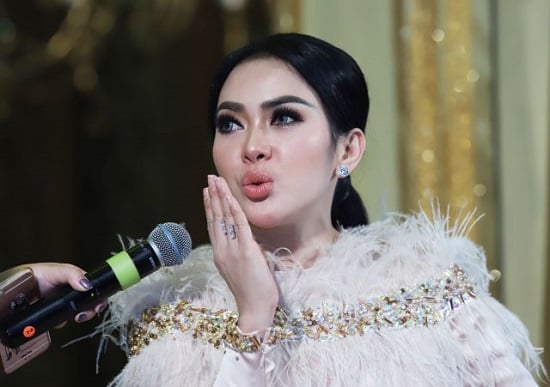 Syahrini Sewa Pengacara di Belanda untuk Perkarakan Ayah Angkat Laurens -  FAJAR