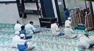 Imam Masjid Ditikam Saat Pimpin Doa Usai Salat, Ini Sosok Pelakunya