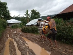 Warga Gowa Tandu Pasien ke Puskesmas, Tempuh Jarak 10 Kilometer