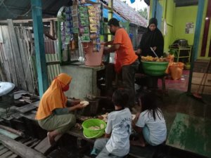 TMMD-108 dan Kisah Warung Gorengan Pak Marsin di Kolaka