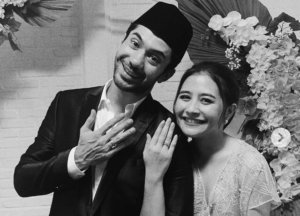 Prilly Gandeng Reza Rahadian dan Pamerkan Cincin, Tunangan?