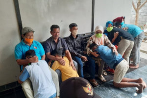 Tepergok Berbuat Terlarang, 6 Pelajar Bersimpuh dan Meminta Maaf kepada Orang Tua di Kantor Polisi