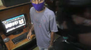 Kakek Beruban Ini Gombal Wanita Muda, Ada yang Lihat-lihat Video Syur