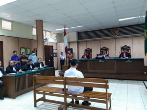 Ronny Bugis Divonis 1,5 Tahun Penjara