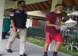 6 Bule Menggelandang di Badung